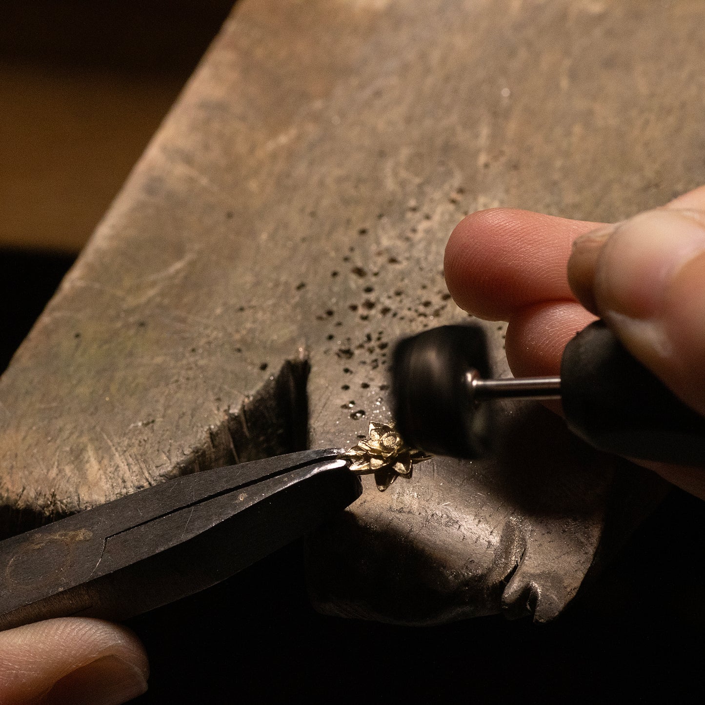 July Birth Flower Earrings - Waterlily - 9kt Gold