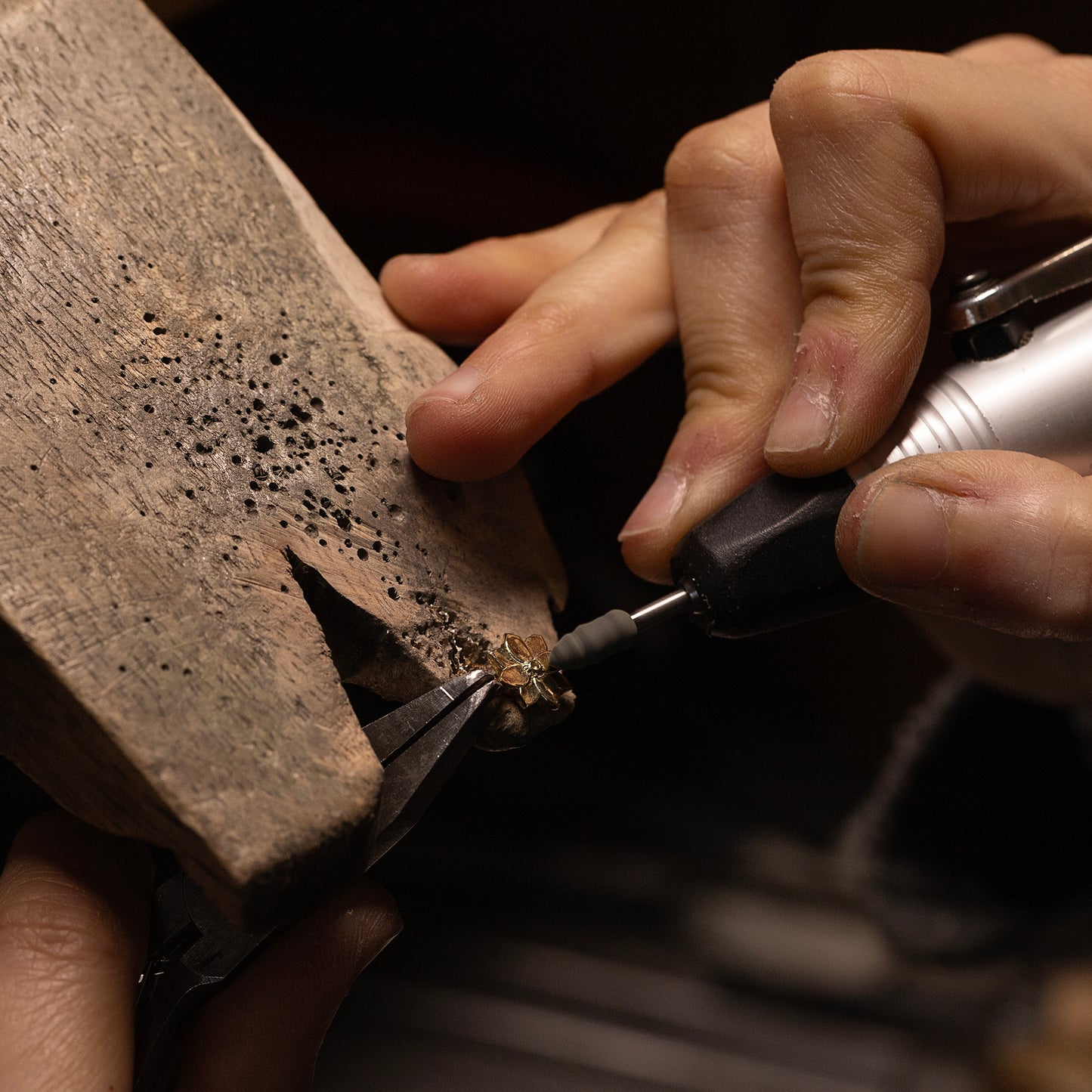 Clematis Flower Necklace - Creativity - 9kt Gold