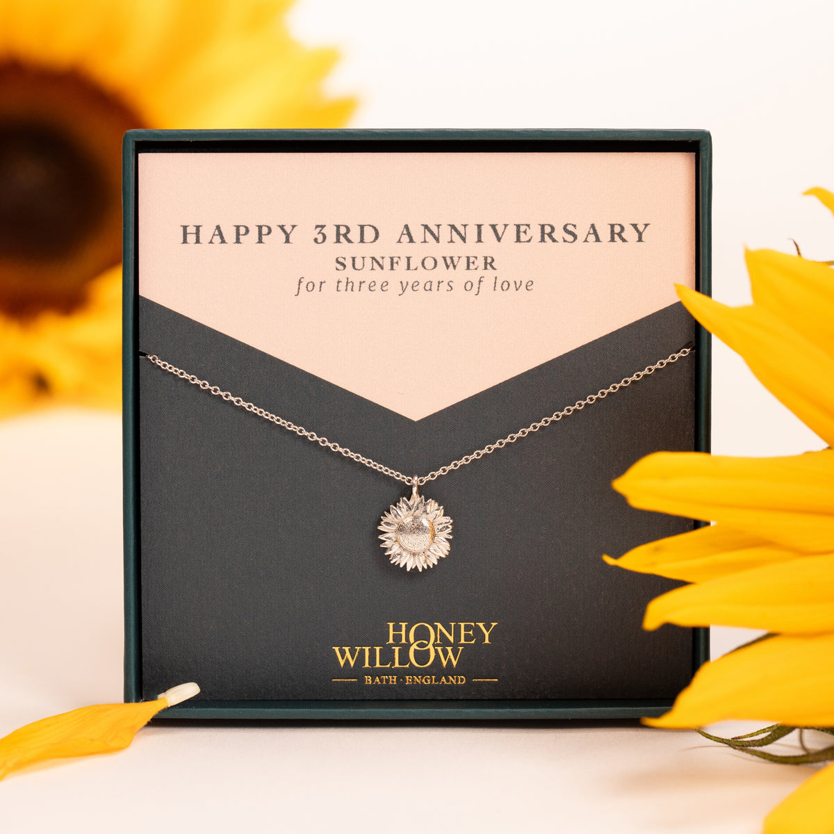 Geschenk zum 3. Jahrestag - Sonnenblumen-Halskette - Silber – Honey Willow