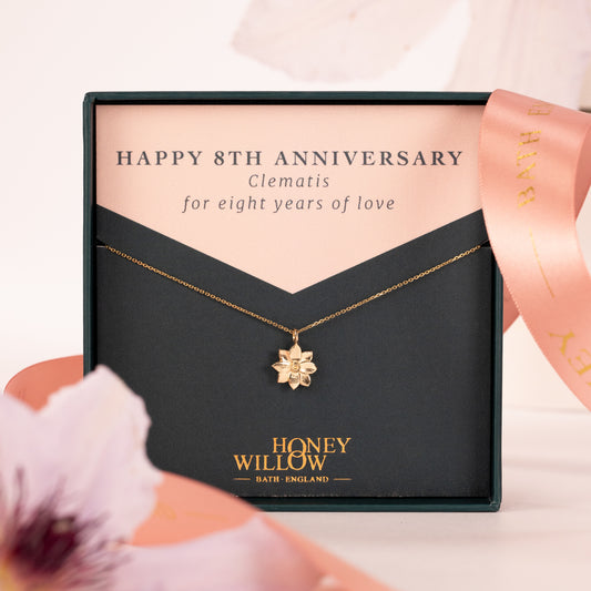 Geschenk zum 8. Jahrestag - Halskette mit Waldrebenblüte - 9kt Gold