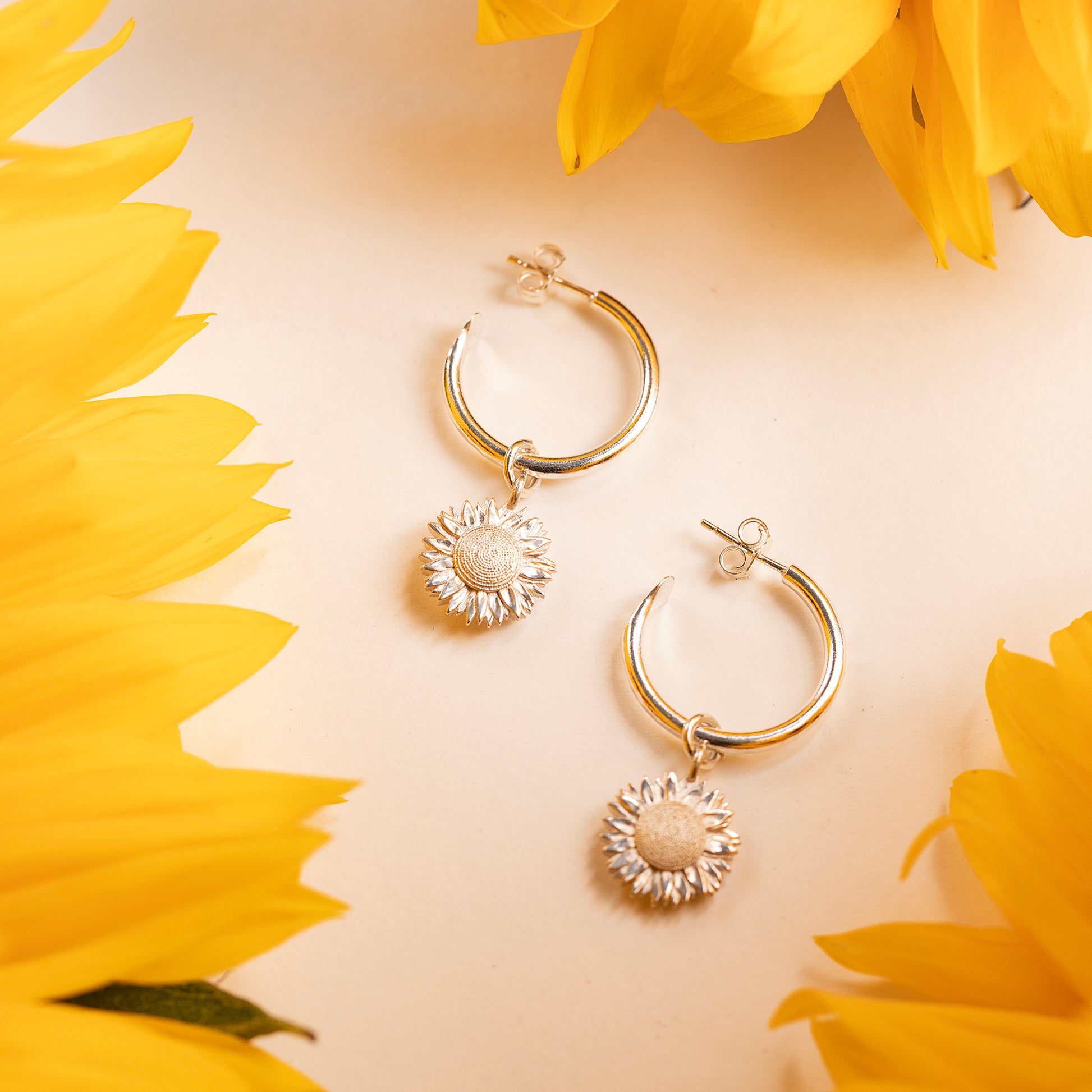 August Birth Flower Hoop Earrings - Sunflower - Silver - 2cm