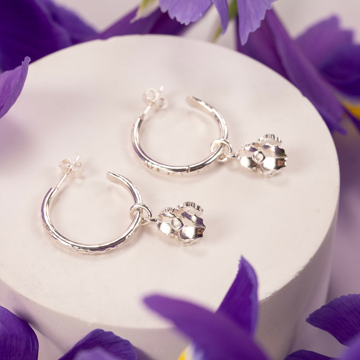 February Birth Flower Hoop Earrings - Iris - Silver - 2cm