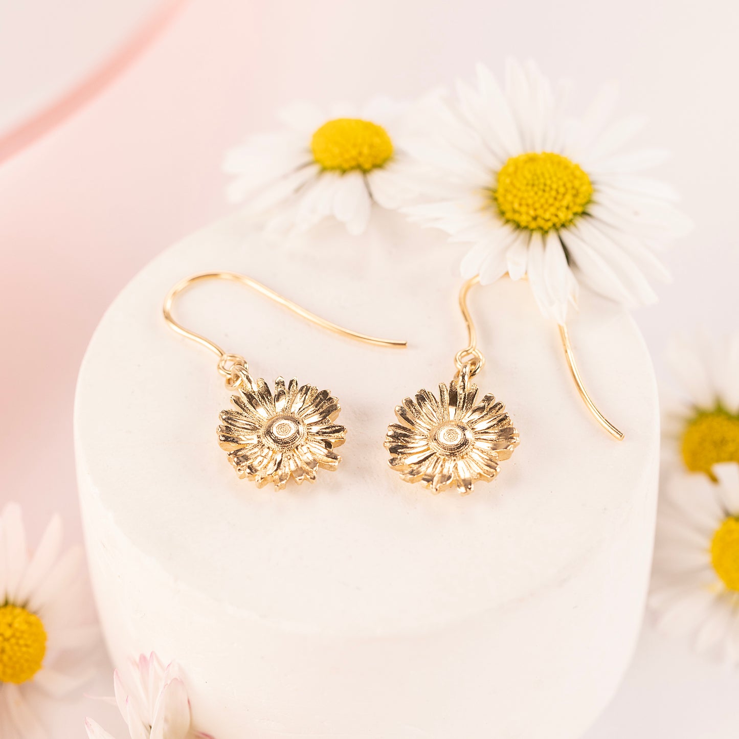 April Birth Flower Earrings - Daisy - 9kt Gold