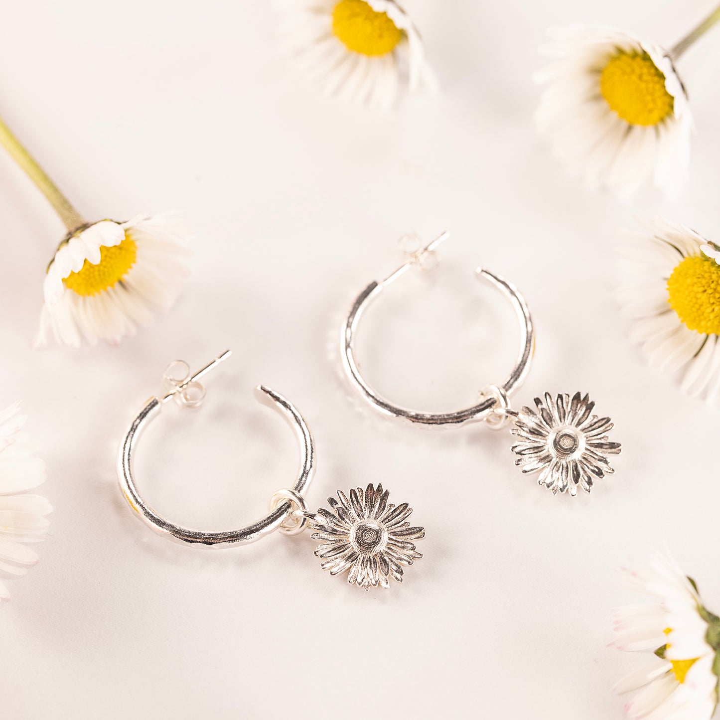 April Birth Flower Hoop Earrings - Daisy - Silver - 2cm