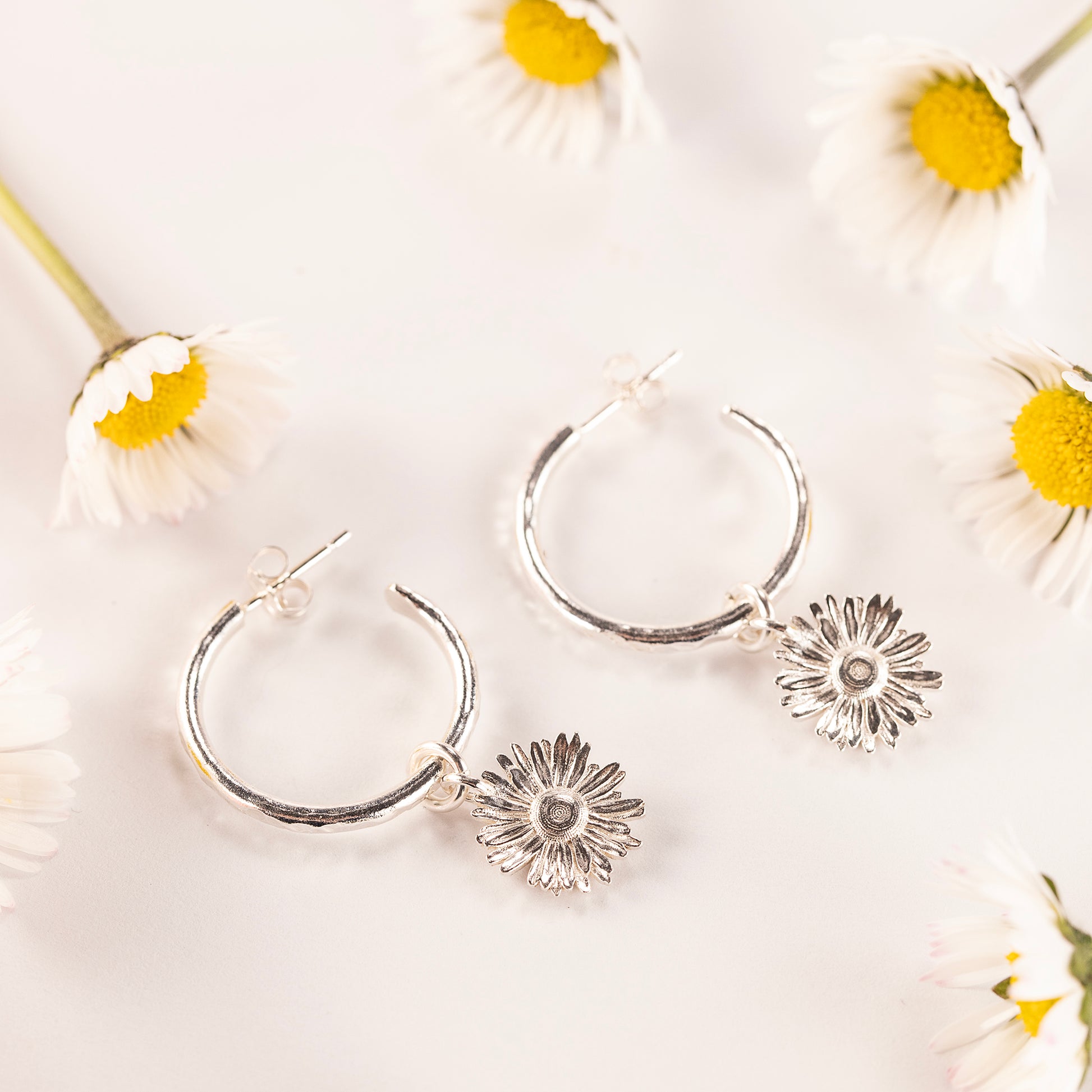 April Birth Flower Hoop Earrings - Daisy - Silver - 2cm
