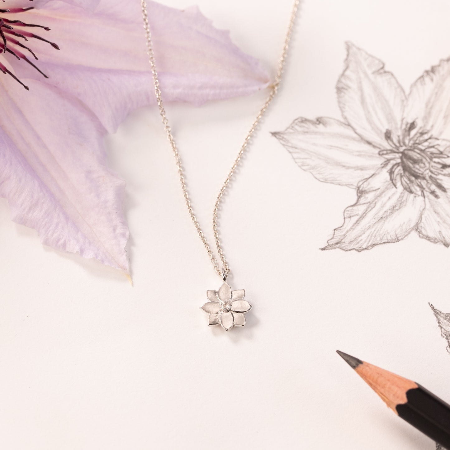 Geschenk zum 8. Jahrestag – Halskette mit Waldrebenblüte – Silber