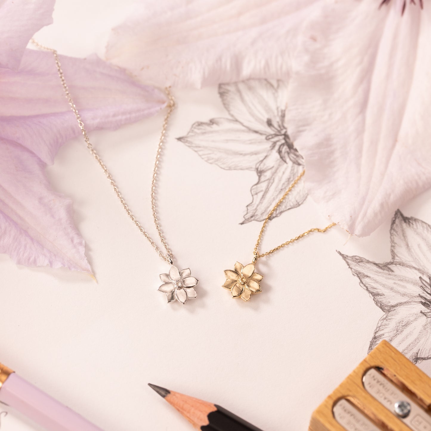 Geschenk zum 8. Jahrestag - Halskette mit Waldrebenblüte - 9kt Gold