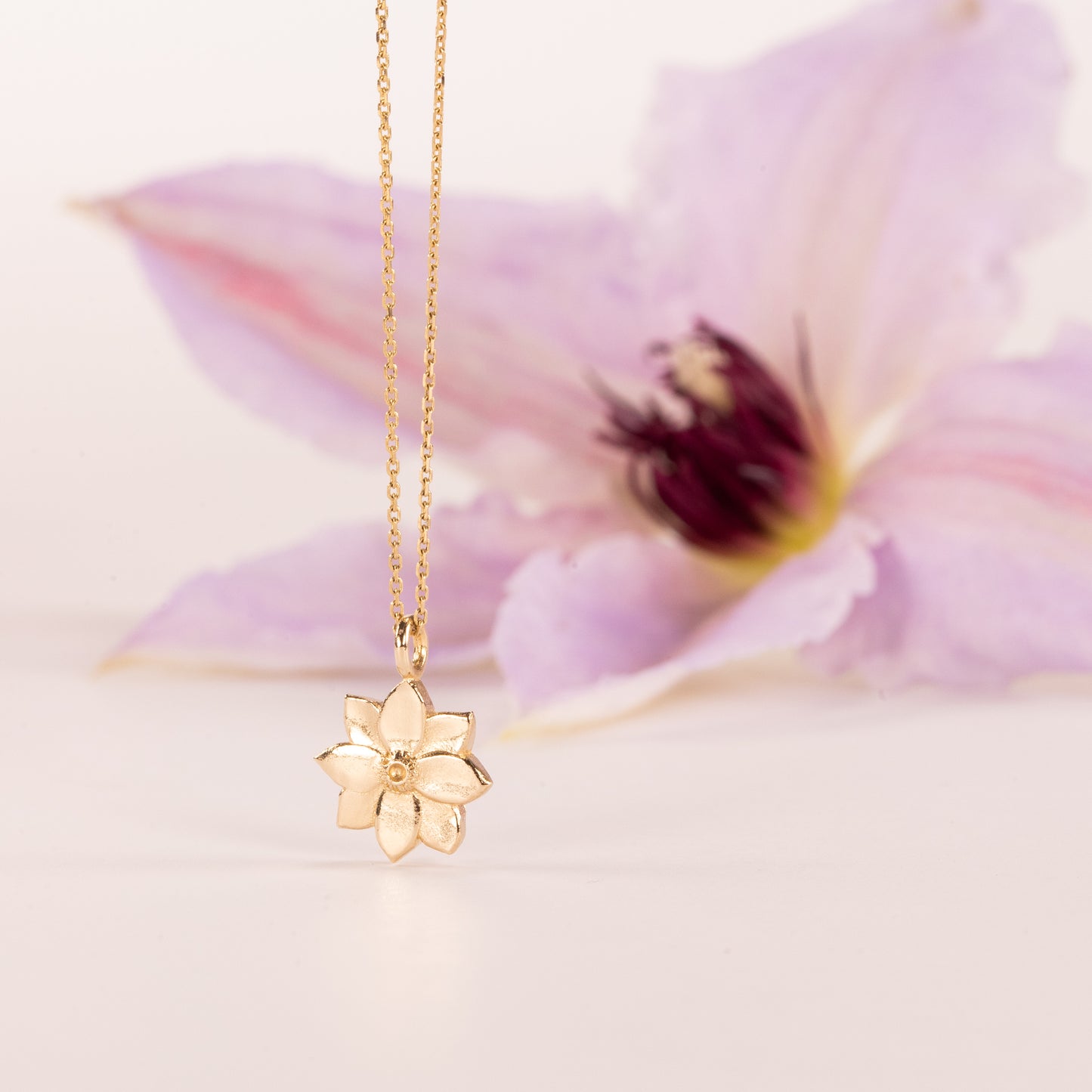 Geschenk zum 8. Jahrestag - Halskette mit Waldrebenblüte - 9kt Gold
