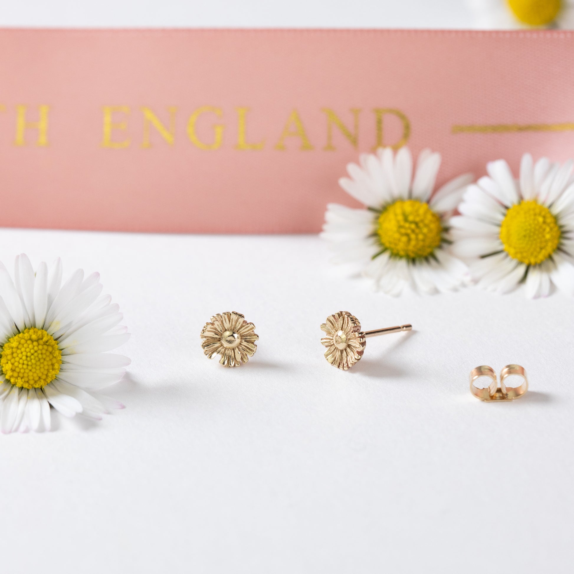 April Birth Flower Earrings - Daisy Flower Studs - 9kt Gold